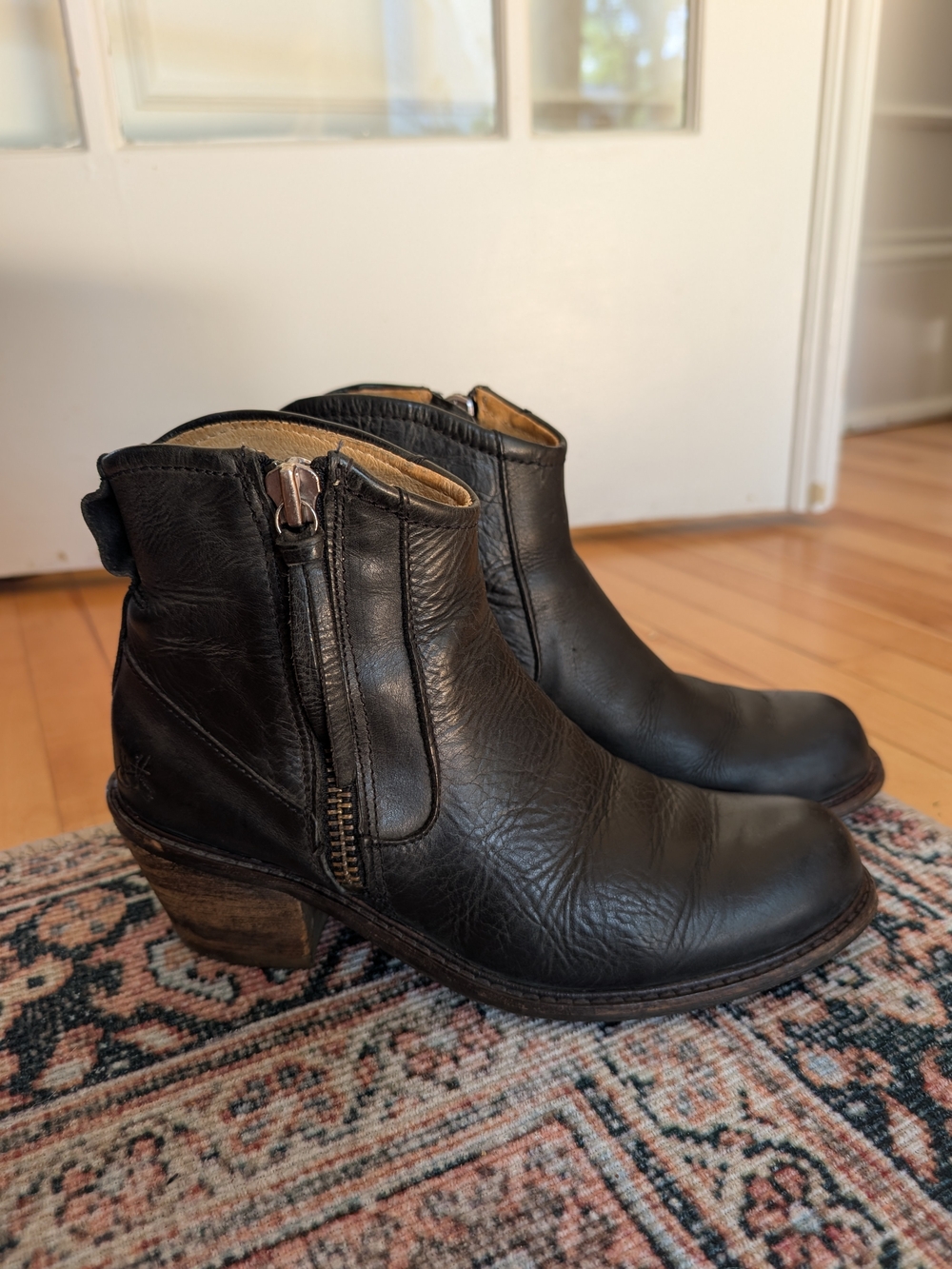 Beautiful Women's Black Leather Side-Zip John Fluevog Ankle Boots